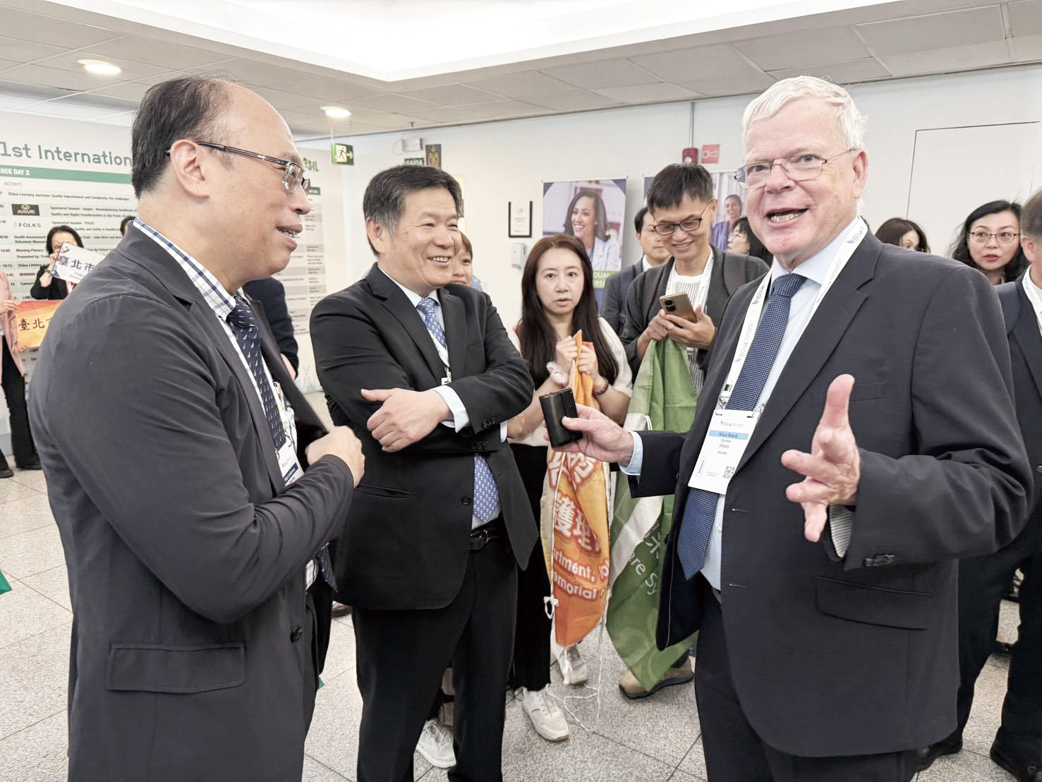 蔡建松局長陳元皓院長與ISQua候任理事長DrEllenJoanvanVliet及執行長DrCarstenEngel互動照片